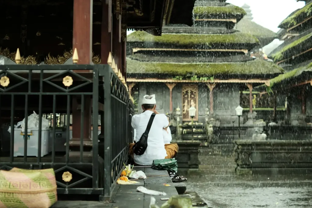 balinese-people-praying